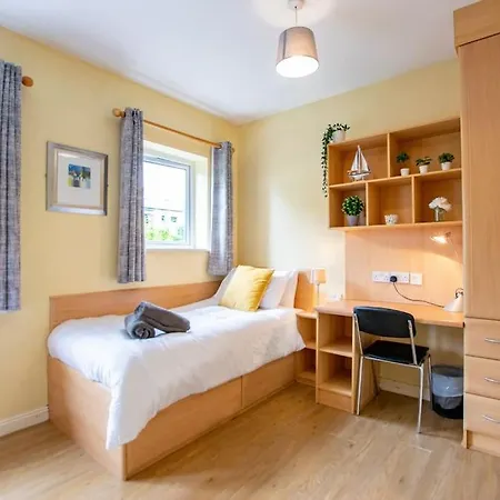 130 - Large Duplex By Shortstays