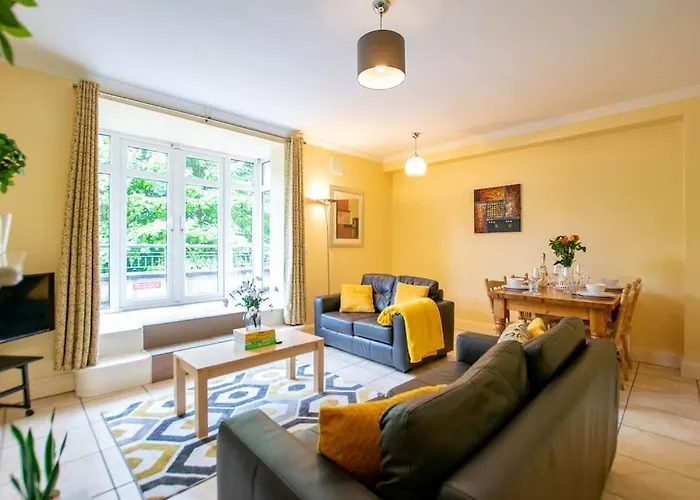 130 - Large Duplex By Shortstays *